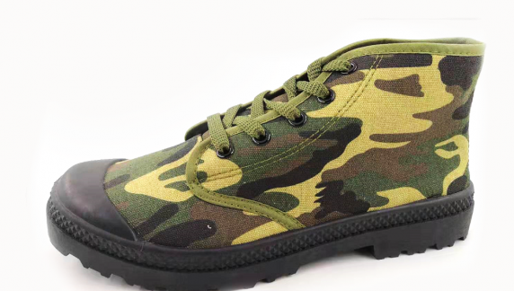 Camouflage canvas shoes